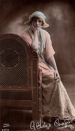 Gladys Cooper fotografiert von Madame Lallie Charles (1869 – 1919); Quelle: filmstarpostcards.blogspot.de, Foto02