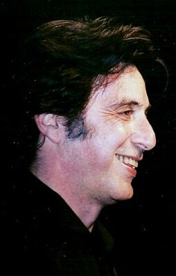 Al Pacino bei den Internationalen Filmfestspielen von Cannes 1996;  Quelle: Wikipedia bzw. Wikimedia Commons; Urheber: Georges Biard; Lizenz CC-BY-SA 3.0.; Diese Datei ist unter der Creative Commons-Lizenz Namensnennung 3.0 Unported lizenziert.