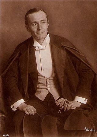 Alfred Abel ca. 1919 – 1924; Urheber bzw. Nutzungsrechtinhaber: Alexander Binder (1888 – 1929); Quelle: filmstarpostcards.blogspot.de; Ross-Karte Nr. 757/3
