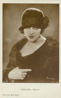 Marcella Albani, fotografiert von Alexander Binder (18881929); Quelle: virtual-history.com; Lizenz: gemeinfrei
