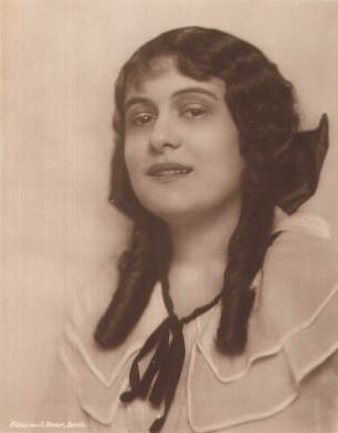 Rita Clermont vor 1929; Urheber bzw. Nutzungsrechtinhaber: Alexander Binder (1888 – 1929); Quelle: Wikipedia; Photochemie-Karte (Ausschnitt)