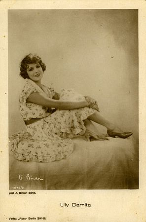 Foto: Lily Damita vor 1929; Urheber bzw. Nutzungsrechtinhaber: Alexander Binder (1888 – 1929); Quelle: www.virtual-history.com; Ross-Karte Nr. 1676/2