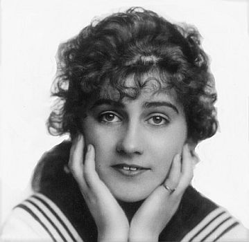Blandine Ebinger, fotografiert von Alexander Binder (1888–1929); Quelle: Wikimedia Commons; Lizenz: gemeinfrei