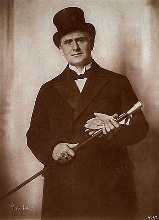 Olaf Fönss ca. 19191924; Urheberr: Alexander Binder (1888-1929); Quelle: Wikimedia Commons bzw. Wikipedia; Ross-Karte N. 404/2; Lizenz: gemeinfrei