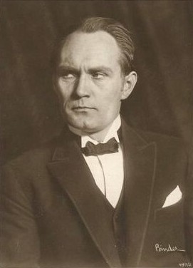Bernhard Goetzke um 1922; Urheber bzw. Nutzungsrechtinhaber: Alexander Binder (1888 – 1929); Quelle: Wikipedia; Ross-Karte Nr. 497/2 (Ausschnitt); Lizenz: Die Schutzdauer (von 70 Jahren nach dem Tod des Urhebers) für das von dieser Datei gezeigte Werk ist nach den Maßstäben des deutschen, des österreichischen und des schweizerischen Urheberrechts abgelaufen. Es ist daher gemeinfrei.