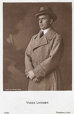 Viggo Larsen Ende der 1920er Jahre; Urheber: Alexander Binder (18881929); Quelle: filmstarpostcards.blogspot.com (Photochemie-Karte 255); Lizenz: gemeinfrei
