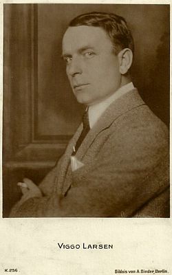 Viggo Larsen Ende der 1920er Jahre; Urheber: Alexander Binder (18881929); Quelle: filmstarpostcards.blogspot.com (Photochemie-Karte 256); Lizenz: gemeinfrei