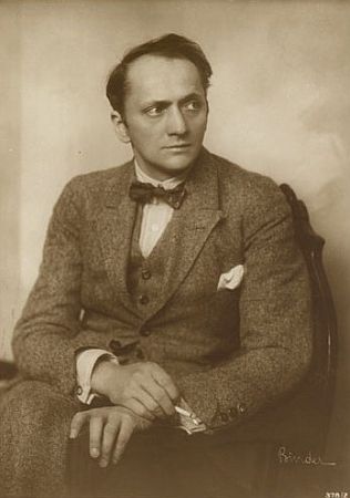Theodor Loos ca. 1920; Urheber: Alexander Binder) (18881929); Quelle: Wikipedia bzw. Wikimedia Commons; Ross-Karte Nr. 378/2; Lizenz: gemeinfrei
