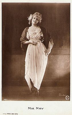Mia May auf einer Knstlerkarte; Quelle: filmstarpostcards.blogspot.com (Ross-Verlag Nr. 429/1); Urheber: Alexander Binder (18881929); Lizenz: gemeinfrei