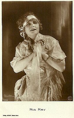 Mia May auf einer Knstlerkarte; Quelle: filmstarpostcards.blogspot.com (Ross-Verlag Nr. 429/4); Urheber: Alexander Binder (18881929); Lizenz: gemeinfrei