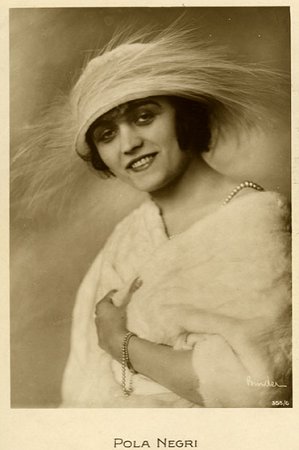 Pola Negri vor 1929; Urheber: Alexander Binder (18881929); Quelle: www.virtual-history.com; Ross-Karte Nr. 0355/6; Lizenz: gemeinfrei