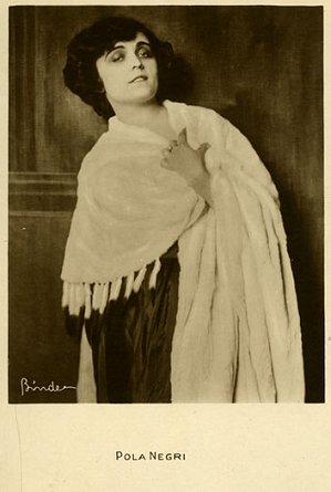 Pola Negri vor 1929; Urheber: Alexander Binder (18881929); Quelle: www.virtual-history.com; Photochemie-Karte Nr. K 3176; Lizenz: gemeinfrei