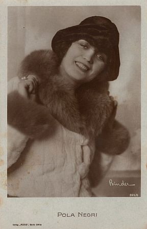 Pola Negri, fotografiert von Alexander Binder (18881929); Ross-Karte Nr. 355/5; Quelle: virtual-history.com; Lizenz: gemeinfrei