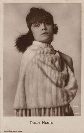 Pola Negri, fotografiert von Alexander Binder (18881929); Ross-Karte Nr. 322/2; Quelle: virtual-history.com; Lizenz: gemeinfrei
