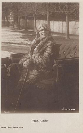 Pola Negri, fotografiert von Alexander Binder (18881929); Ross-Karte Nr. 760/3; Quelle: virtual-history.com; Lizenz: gemeinfrei