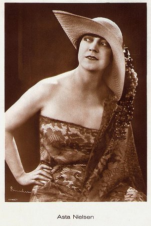 Asta Nielsen vor 1929; Urheberr: Alexander Binder (18881929); Quelle: www.flickr.com; Ross-Karte Nr. 1140/1; Lizenz: gemeinfrtei