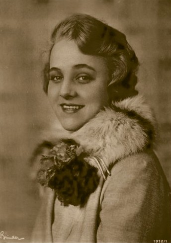 Grete Reinwald um 1928; Urheber: Alexander Binder (1888–1929); Quelle: Wikipedia; Ross-Karte Nr. 1912/1 (Ausschnitt); Lizenz: gemeinfrei