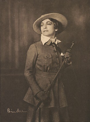 Eva Speyer um 1920; Urheber bzw. Nutzungsrechtinhaber: Alexander Binder (1888 – 1929); Quelle: Wikimedia Commons bzw. Wikipedia; Wolff-Karte (unnummeriert)