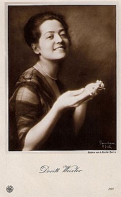 Dorrit Weixler, fotografiert von Alexander Binder (18881929); Quelle: filmstarpostcards.blogspot.com; NPG-Karte Nr. 266; Lizenz: gemeinfrei
