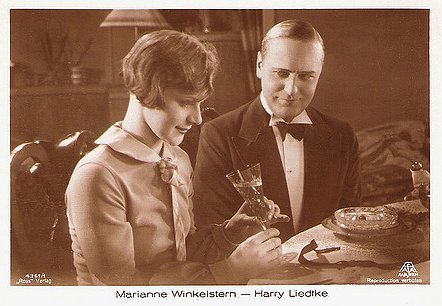 Marianne Winkelstern mit Harry Liedtke vor 1929; Urheber bzw. Nutzungsrechtinhaber: Alexander Binder (1888 – 1929); Quelle: filmstarpostcards.blogspot.de bzw. www.flickr.com; Ross-Karte Nr. 4361/1