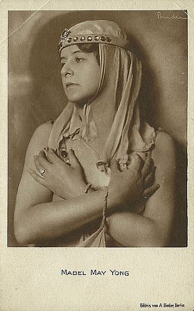 Mabel May-Yong vor 1929; Urheber bzw. Nutzungsrechtinhaber: Alexander Binder (1888 – 1929); Quelle: filmstarpostcards.blogspot.de; Collection: Didier Hanson
