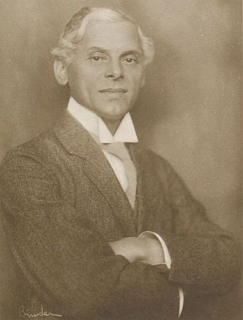 Bruno Ziener ca. 1917; Urheber bzw. Nutzungsrechtinhaber: Alexander Binder (1888 – 1929); Quelle: Wikimedia Commons; Ausschnitt Photochemie-Karte Nr. 1335