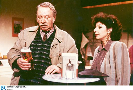 Gustl Bayrhammer als Kilian Lechner in der Episode "Missverständnisse" (EA: 20.07.2008) aus der TV-Serie "Café Meineid", zusammen mit Café-Pächterin Olga Grüneis (Monika Baumgartner); Foto (Bildname: 22995-2-01) zur Verfügung gestellt vom Bayerischen Rundfunk (BR); Copyright BR/Foto Sessner