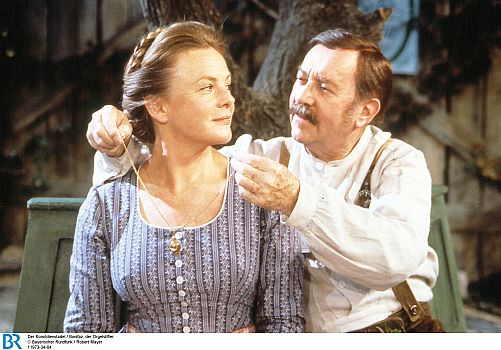 Toni Berger als Wirt Bonifaz Hofer mit Kathi Leitner (Hofers Ehefrau Traudl) in dem "Komödienstadel"-Stück "Bonifaz, der Orgelstifter" (1997); Foto (Bildname: 11973-34-04) zur Verfügung gestellt vom Bayerischen Rundfunk (BR); Copyright BR/Foto Robert Mayer