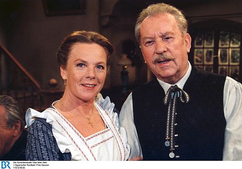 Toni Berger als Großbauer Georg Furtwängler mit  KathiLeitner (Furtwänglers Ehefrau Theres) in dem "Komödienstadel"-Stück "Das liebe Geld"(2000); Foto (Bildname: 11973-56-03) zur Verfügung gestellt vom Bayerischen Rundfunk (BR); Copyright BR/Foto Sessner