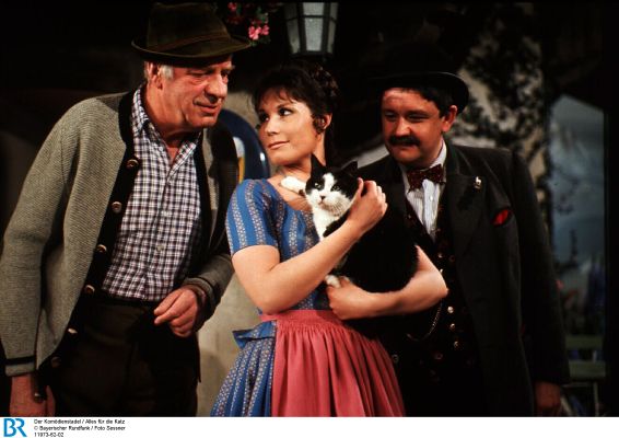 Beppo Brem (links) als Bauern Paffinger zusammen mit Ursula Herion1) und Max Grießer2) in dem "Komödienstadel"-Stück "Alles für die Katz" (1970); Foto (Bildname: 11973-62-02) zur Verfügung gestellt vom Bayerischen Rundfunk (BR); Copyright BR/Foto Sessner