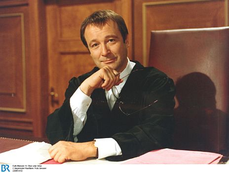 Erich Hallhuber als Richter Wunder in der "Café Meineid"-Episode "Ober oder Unter" (1995); Foto (Bildname: 22995-9-02) zur Verfügung gestellt vom Bayerischen Rundfunk (BR); Copyright BR/Foto Sessner