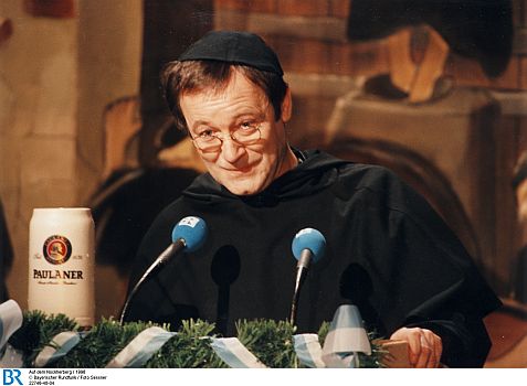 Erich Hallhuber 1998 auf dem Nockherberg als Bruder Barnabas während der Fastenpredigt; Foto (Bildname: 22746-40-04) zur Verfügung gestellt vom Bayerischen Rundfunk (BR); Copyright BR/Foto Sessner