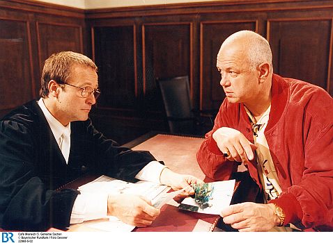 Jörg Hube als "Großwildjäger" Kronthaler  mit Erich Hallhuber (Richter Wunder) in der "Café Meineid"-Episode "Geheimsachen" (1997); Foto (Bildname: 22993-5-02) zur Verfügung gestellt vom Bayerischen Rundfunk (BR); Copyright BR/Foto Sessner