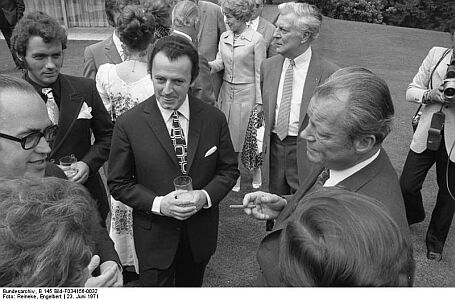 Eddi Arent 1971 beim damaligen Bundeskanzler Willy Brandt; Quelle: Deutsches Bundesarchiv, Digitale Bilddatenbank, B 145 Bild-F034156-0032; Fotograf: Engelbert Reineke  / Datierung: 23. Juni 1971 / Lizenz CC-BY-SA 3.0.