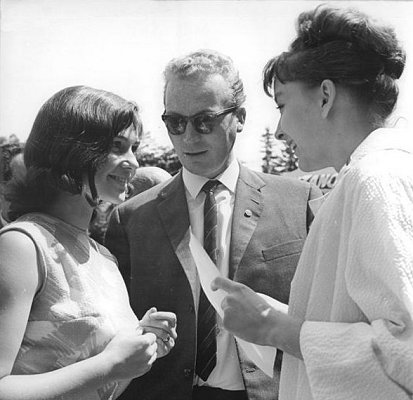 Renate Blume (links) im Gespräch mit Kollegin Anastasia Wertinskaja (rechts) und Regisseur Frank Beyer1) 1964 beim "Filmfestival Karlovy Vary"; Quelle: Deutsches Bundesarchiv, Digitale Bilddatenbank, Bild 183-C0710-0009-001; Fotograf: Hochneder, Christa / Datierung: 10.07.1964/ Lizenz CC-BY-SA 3.0.; Originalfoto und Beschreibung: Deutsches Bundesarchiv Bild 183-C0710-0009-001 bzw. Wikimedia Commons