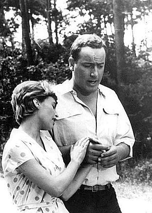 Christel Bodenstein mit Manfred Krug (als Ingenieur Tom Breitsprecher) in dem Liebesfilm "Beschreibung eines Sommers" (1963) nach dem Roman von Karl-Heinz Jakobs (Regie: Ralf Kirsten); Quelle: Deutsches Bundesarchiv, Digitale Bilddatenbank, Bild 183-B0114-0003-003; Fotograf: Unbekannt / Datierung: 14.01.1963 / Lizenz CC-BY-SA 3.0.; Originalfoto und Beschreibung: Deutsches Bundesarchiv  Bild 183-B0114-0003-003 bzw. Wikimedia Commons