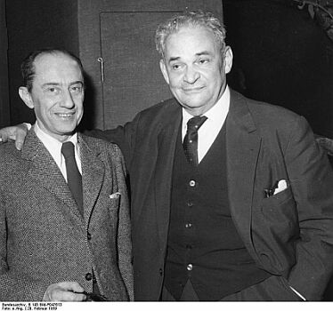 Fritz Kortner (rechts) mit Curt Bois im Schiller-Theater; am 20.2.1959 gelangen im Berliner Schiller-Theater "Die Räuber" von FriedrichSchiller in der Inszenierung von Fritz Kortner zur Auffhrung. Quelle: Bilddatenbank Deutsches Bundesarchiv, B 145 Bild-P047613; Fotograf: Unbekannt / Datierung: 20. Februar 1959 / Lizenz CC-BY-SA 3.0.