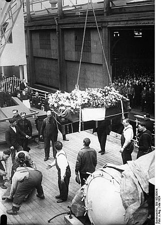 Die Überführung der großen Tragödin Eleonora Duse von Amerika nach Italien. Der Sarg wird an Bord eines italienischen Kreuzers gebracht. Quelle: Deutsches Bundesarchiv, Digitale Bilddatenbank, Bild 102-00414; Urheber: Unbekannt / Datierung: Mai 1924 / Lizenz CC-BY-SA 3.0.
