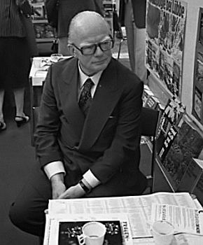 Werner Hfer 1977 auf der 29. Frankfurter Buchmesse; Quelle: Deutsches Bundesarchiv, Digitale Bilddatenbank, Ausschnitt des Fotos B 145 Bild-F051796-0017; Fotograf: Lothar Schaack / Datierung: 12. Oktober 1977 / Lizenz CC-BY-SA 3.0.