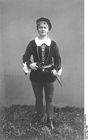 Lucie Hflich als Viola in der Shakespeare-Komdie "Was ihr wollt" (Aufnahme aus dem Jahre 1907);  Quelle: Deutsches Bundesarchiv, Digitale Bilddatenbank, Bild 183-U0920-507; Fotograf: Unbekannt / Datierung: 1907 / Lizenz CC-BY-SA 3.0.