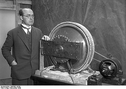 Prof. Dr. August Karolus an seinem Fernseher, für dessen Vervollkommnung er die "Heinrich Hertz-Medaille" erhielt. Quelle: Deutsches Bundesarchiv, Digitale Bilddatenbank, Bild 102-10748; Fotograf: unbekannt / Datierung: November 1930 / Lizenz CC-BY-SA 3.0.