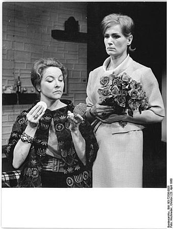 Inge Keller (r.) mit Lisa Macheiner (Auguste Parochlitz) am 23.4.1960 (Premiere) in dem Schauspiel "Weißes Blut" in den Berliner "Kammerspielen"; Bild 183-19000-2695; Urheber: Christa Hochneder; Quelle: Deutsches Bundesarchiv Bild 183-19000-2695 bzw. Wikimedia Commons; Lizenz CC-BY-SA 3.0