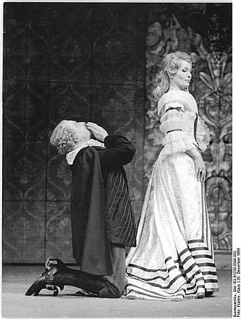 Inge Keller als Elmire, Frau von Orgon,am 23.12.1963 (Premiere) in "Tartuffe" in den Berliner "Kammerspielen" mit FredDren (Tartuffe); Bild 183-19000-2695; Urheber: Klaus Franke; Quelle: Deutsches Bundesarchiv Bild 183-B1230-0008-003 bzw. Wikimedia Commons