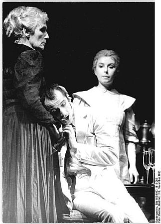 Inge Keller (l.) als Frau Alving mit Ulrich Mühe (Sohn Osvald), Simone von Zglinicki (r., Dienstmädchen Regine Engstrand)am 18. 11.1983 (Premiere) in den Berliner "Kammerspielen"; Bild 183-1983-1118-005; Urheber: Hartmut Reiche; Quelle: Deutsches Bundesarchiv Bild 183-1983-1118-005 bzw. Wikimedia Commons