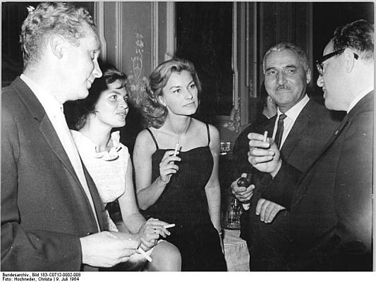 Christine Laszar (Mitte) 1964 mit (von links): Regisseur Frank Beyer, Schauspielerin Christel Bodenstein, Schriftsteller Konstantin Simonow und Günter Witt, Stellvertretender Minister für Kultur beim 14. Internationalen Filmfestival in Karlsbad (Karlovy Vary): Quelle: Deutsches Bundesarchiv, Digitale Bilddatenbank, Bild 183-C0712-0002-008; Fotograf: Hochneder, Christa / Datierung: 09.07.1964 / Lizenz CC-BY-SA 3.0; Originalfoto und Beschreibung: Deutsches Bundesarchiv Bild 183-C0712-0002-008 bzw. Wikimedia Commons