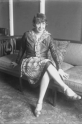 "Mistinguett" im April 1931; Originalbeschreibung: Die weltbekannte französische Revue-Tänzerin Minstinguett in Berlin!; Quelle: Wikimedia Commons vom "Bundesarchiv" (BArch); Inventar-Nummer: Bild 102-11610; Lizenz: CC BY-SA 3.0 DE