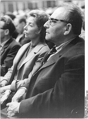 ErikaPelikowsky mit Ehemann Wolfgang Heinz am 14. September 1961 anlässlich einer Kundgebung in der "Deutschen Staatsoper", Berlin; Quelle: Deutsches Bundesarchiv, Digitale Bilddatenbank, Bild 183-86363-0002; Fotograf: Brüggmann, Eva / Datierung: 14.09.1961 / Lizenz CC-BY-SA 3.0; Genehmigung des Bundesarchivs zur Veröffentlichung innerhalb dieser Webpräsenz wurde am 11.10.2010 erteilt. Originalfoto und Beschreibung: Deutsches Bundesarchiv Bild 183-86363-0002 bzw. Wikimedia Commons