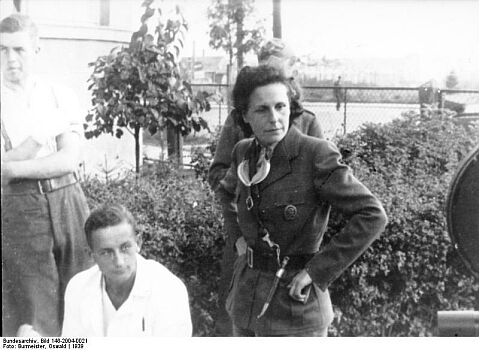 Leni Riefenstahl 1939 w&auml;hrend eines Truppenbesuchs in Polen beim XIV. Armeekorps; Quelle: Deutsches Bundesarchiv, Digitale Bilddatenbank, Bild 146-2004-0021; Fotograf: Oswald Burmeister / Datierung: 1939 / Lizenz CC-BY-SA 3.0.