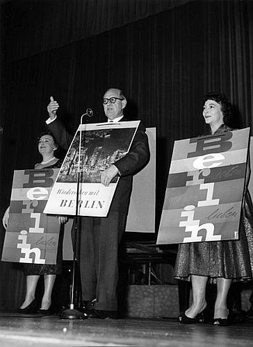 Gastspiel der "Insulaner" Ende September 1956 im Bonner "Metropol"-Kino; Von links nach rechts: Edith Schollwer, Ewald Wenck, Tatjana Sais; Quelle: Deutsches Bundesarchiv, Digitale Bilddatenbank, B 145 Bild-F004069-0008; Fotograf: Teske / Datierung: 27.09.1956 / Lizenz CC-BY-SA 3.0.