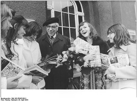 Willi Schwabe 1976 mit Schülerinnen der "Anton-Saefkow-Oberschule" (Prenzlauer Berg) anlässlich der "Jugendweihe" im "Berliner Ensemble"; Quelle: Deutsches Bundesarchiv, Digitale Bilddatenbank, Bild 183-R0425-0011; Fotograf: Reiche, Hartmut / Datierung: 25.04.1976 / Lizenz CC-BY-SA 3.0; Originalfoto und Beschreibung: Deutsches Bundesarchiv Bild 183-R0425-0011 bzw. Wikimedia Commons